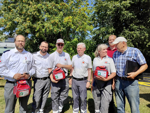 Foto: Übergabe der AEDs an die DRK-Bereitschaften