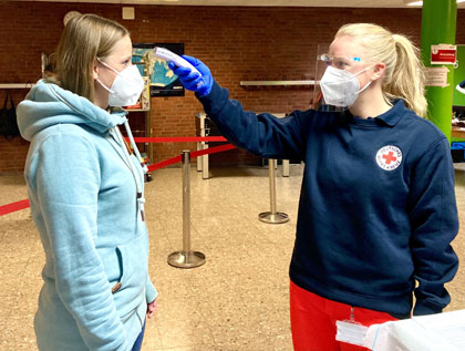 Foto: Einlasskontrolle vor der Blutspende mit Temperaturmessung