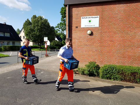 Foto: Einrichtung der Notunterkunft in der Kurparkschule